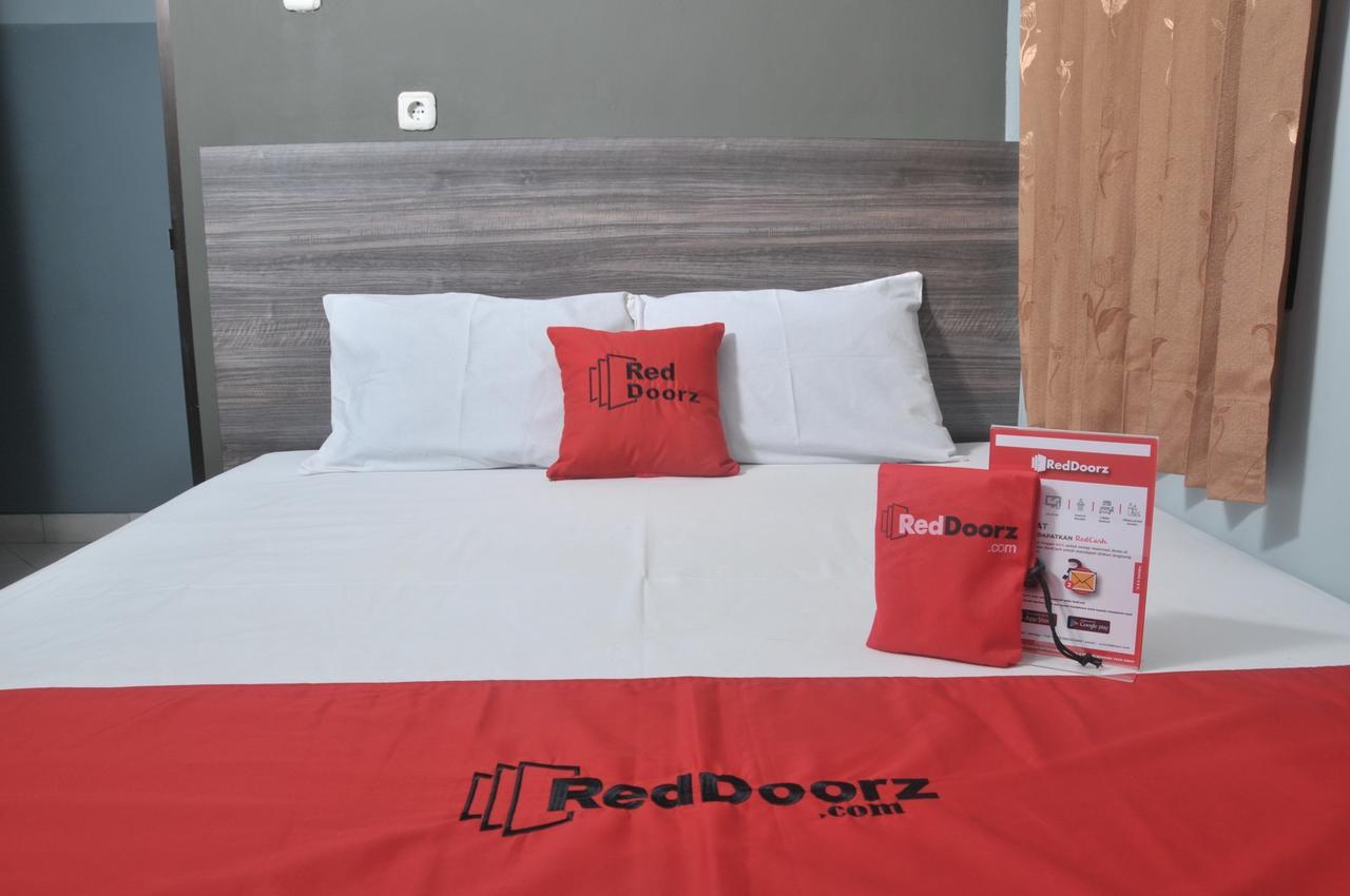 RedDoorz Plus near RS Harapan Kita Jakarta Exterior foto