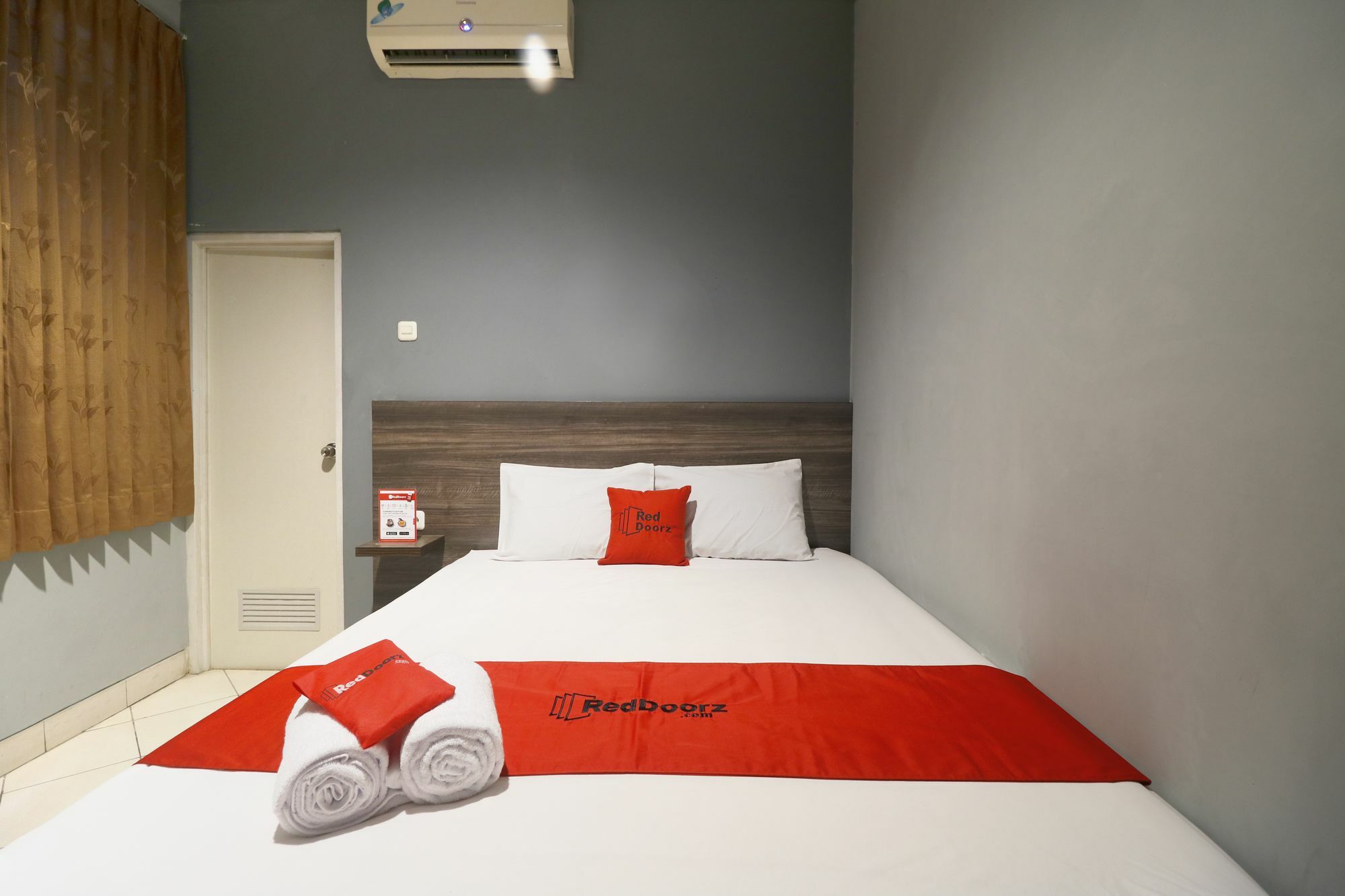 RedDoorz Plus near RS Harapan Kita Jakarta Exterior foto