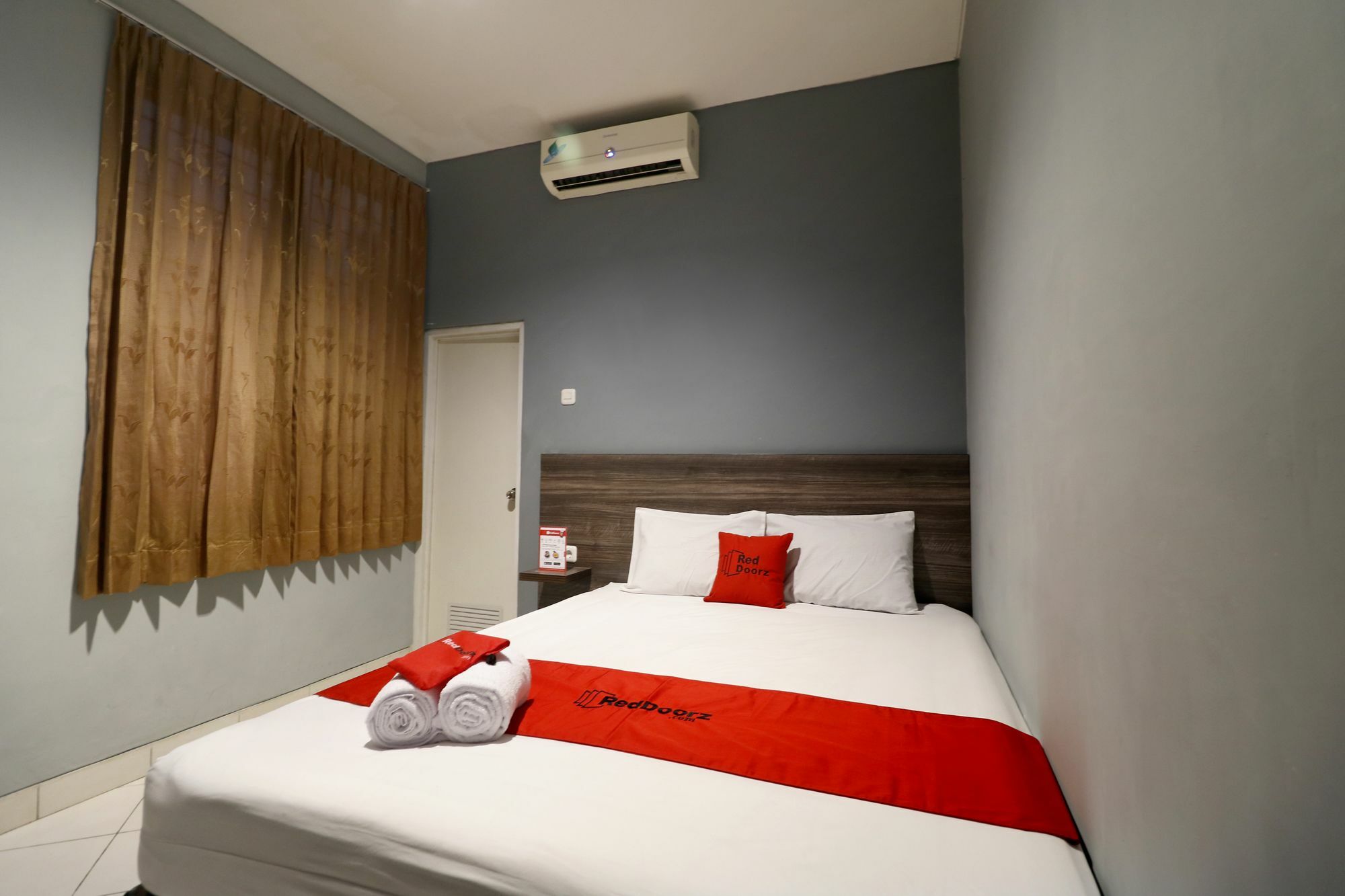 RedDoorz Plus near RS Harapan Kita Jakarta Exterior foto