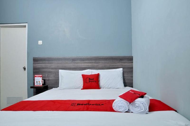 RedDoorz Plus near RS Harapan Kita Jakarta Exterior foto