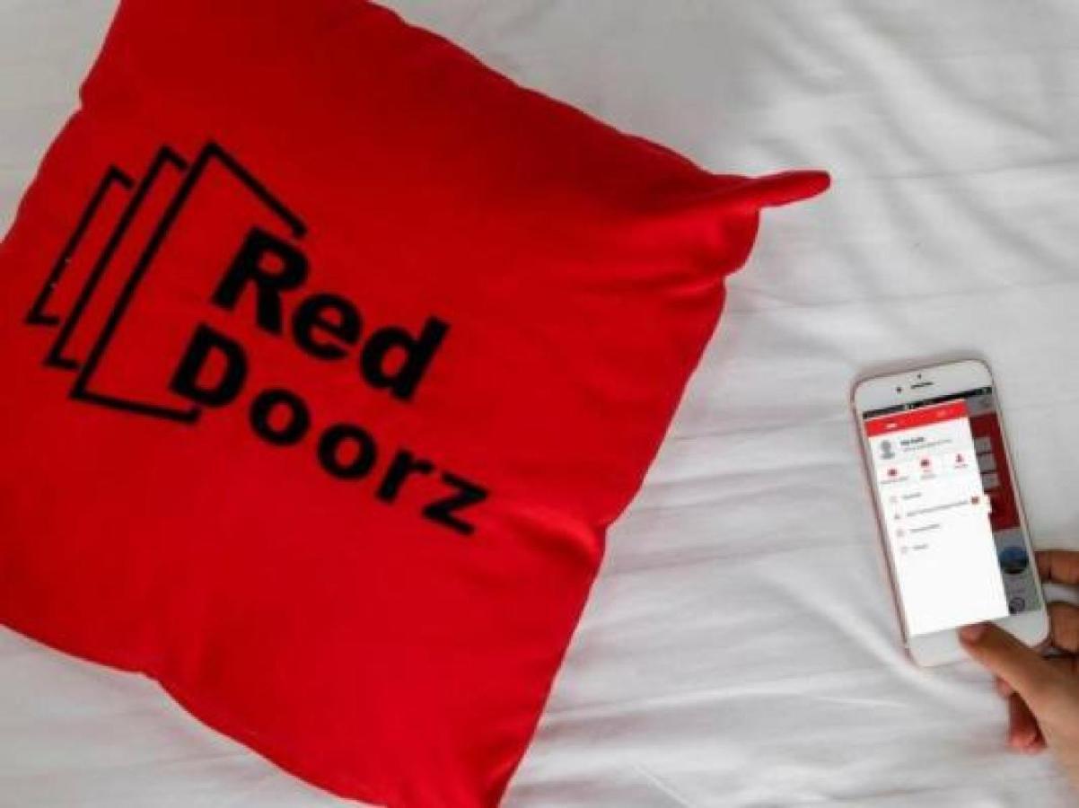 RedDoorz Plus near RS Harapan Kita Jakarta Exterior foto